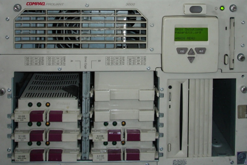 The photo shows a rack mounted Compaq Proliant 3000 Server with 8 SCSI drive slots. 5 of the slots are occupied by 36.4GB, 18GB, 9.1GB, and 4.3GB. 3 scsi slots (2 in 1 bank, and 1 in the other) are empty, and the raid had become corrupt. 